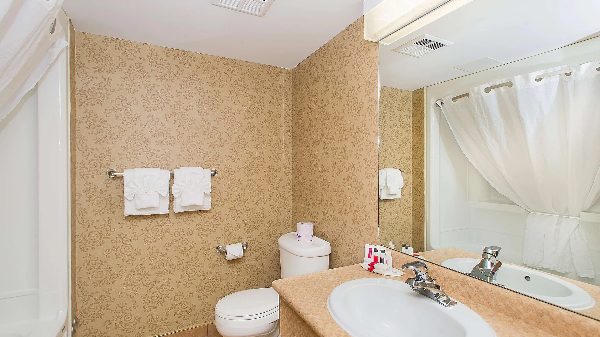 Hotel Ramada By Wyndham Niagara Falls Near The Falls