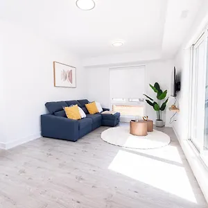 Luxury & Comfy Apartment, Mins Drive To Attraction Apartment